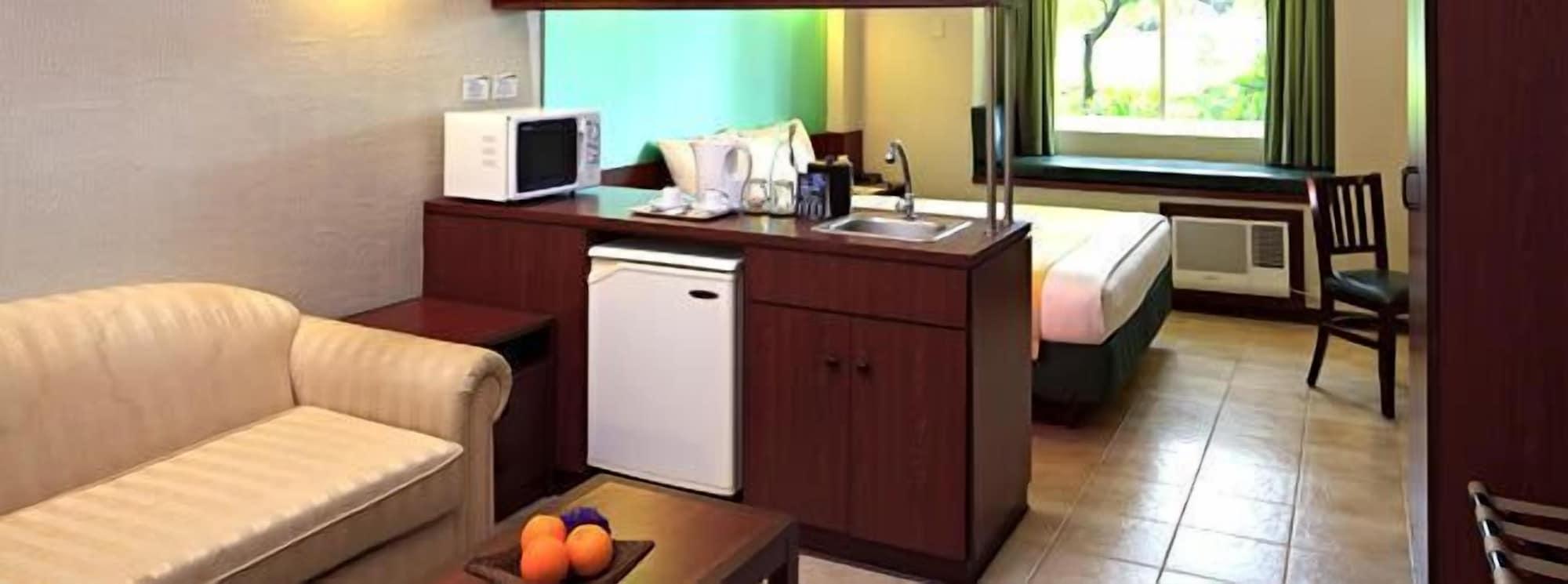 Microtel By Wyndham Tarlac Экстерьер фото