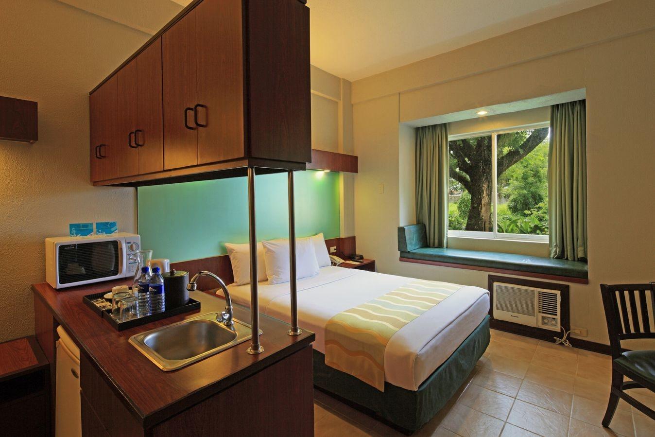Microtel By Wyndham Tarlac Экстерьер фото