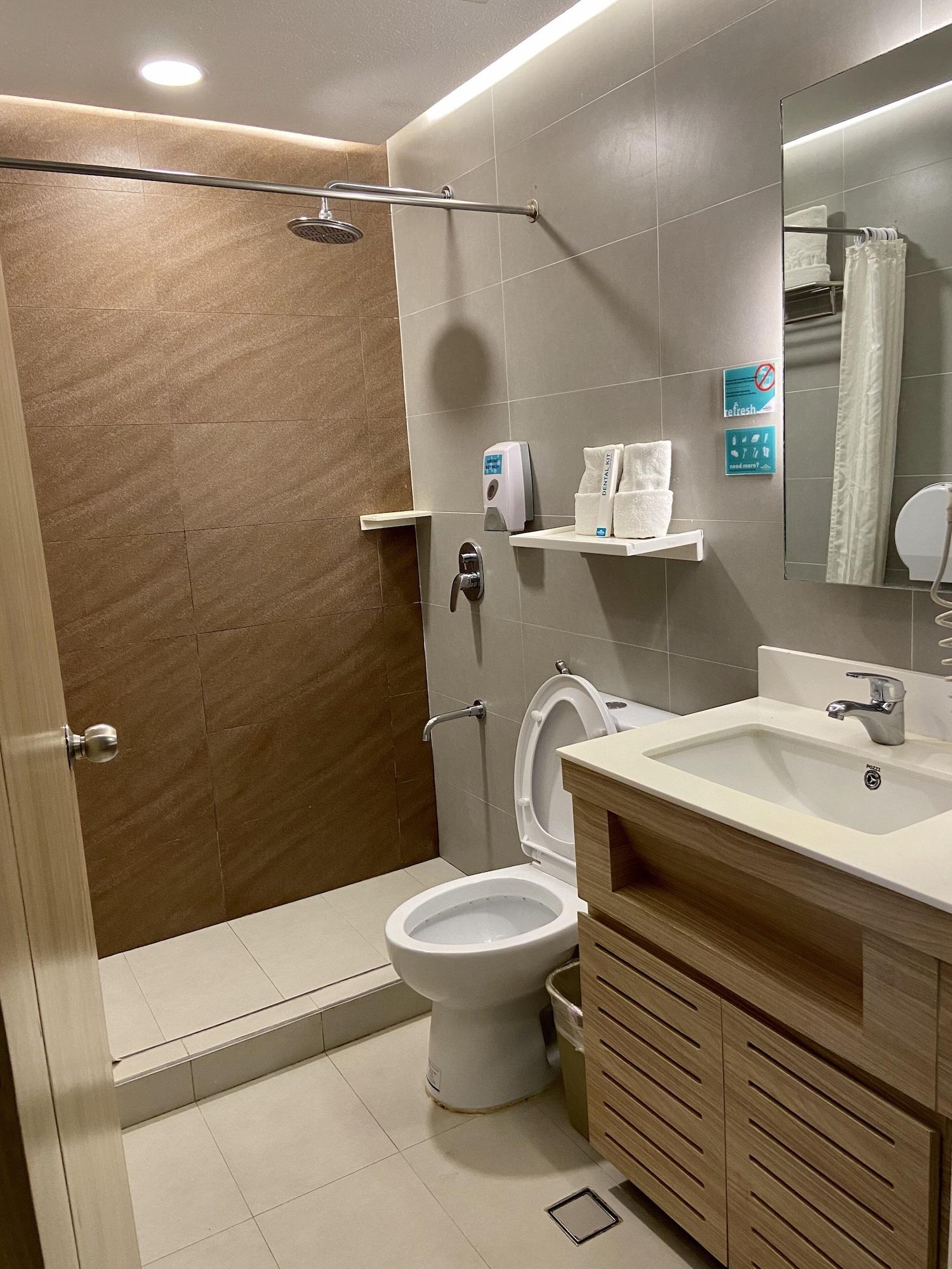 Microtel By Wyndham Tarlac Экстерьер фото