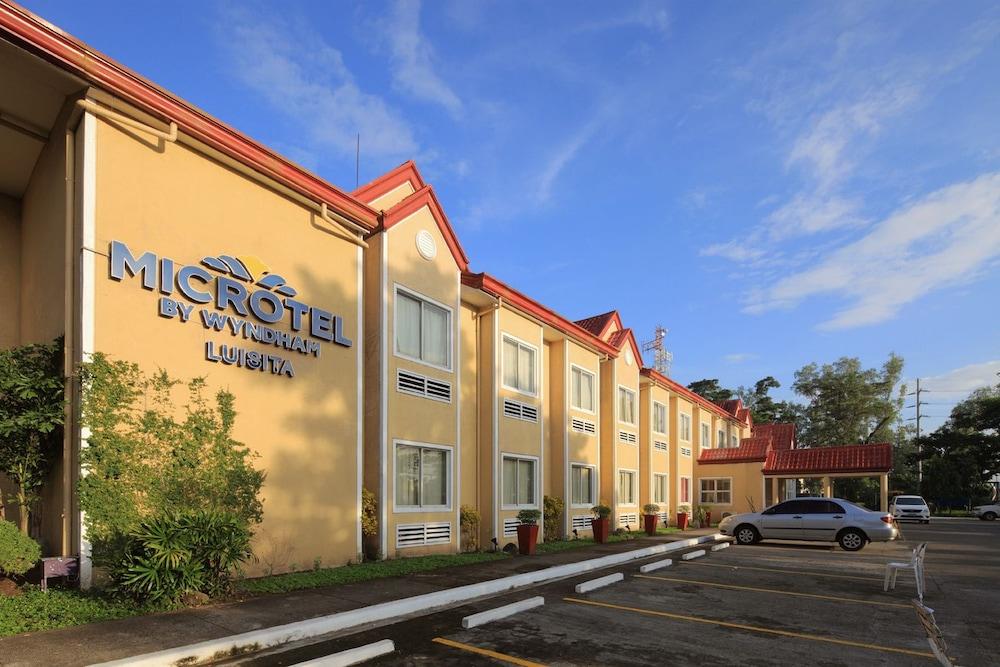 Microtel By Wyndham Tarlac Экстерьер фото