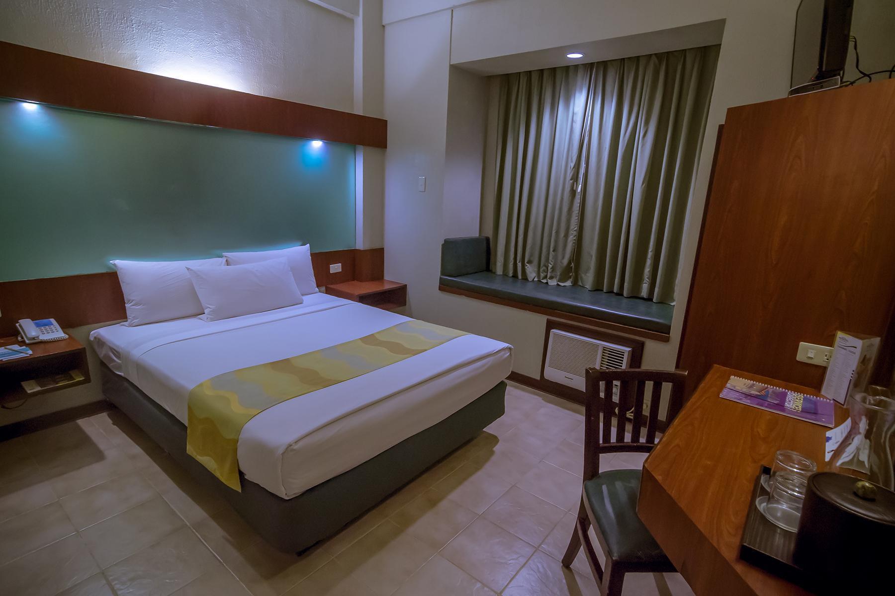 Microtel By Wyndham Tarlac Экстерьер фото