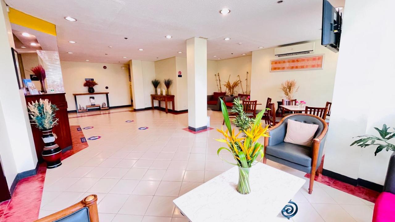 Microtel By Wyndham Tarlac Экстерьер фото