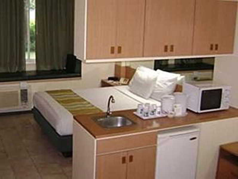 Microtel By Wyndham Tarlac Экстерьер фото