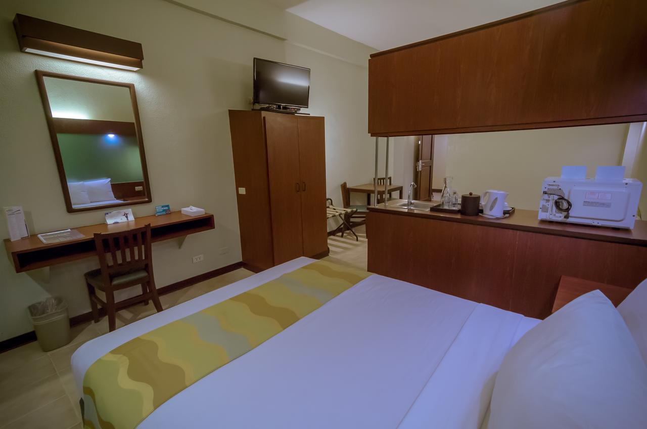 Microtel By Wyndham Tarlac Экстерьер фото
