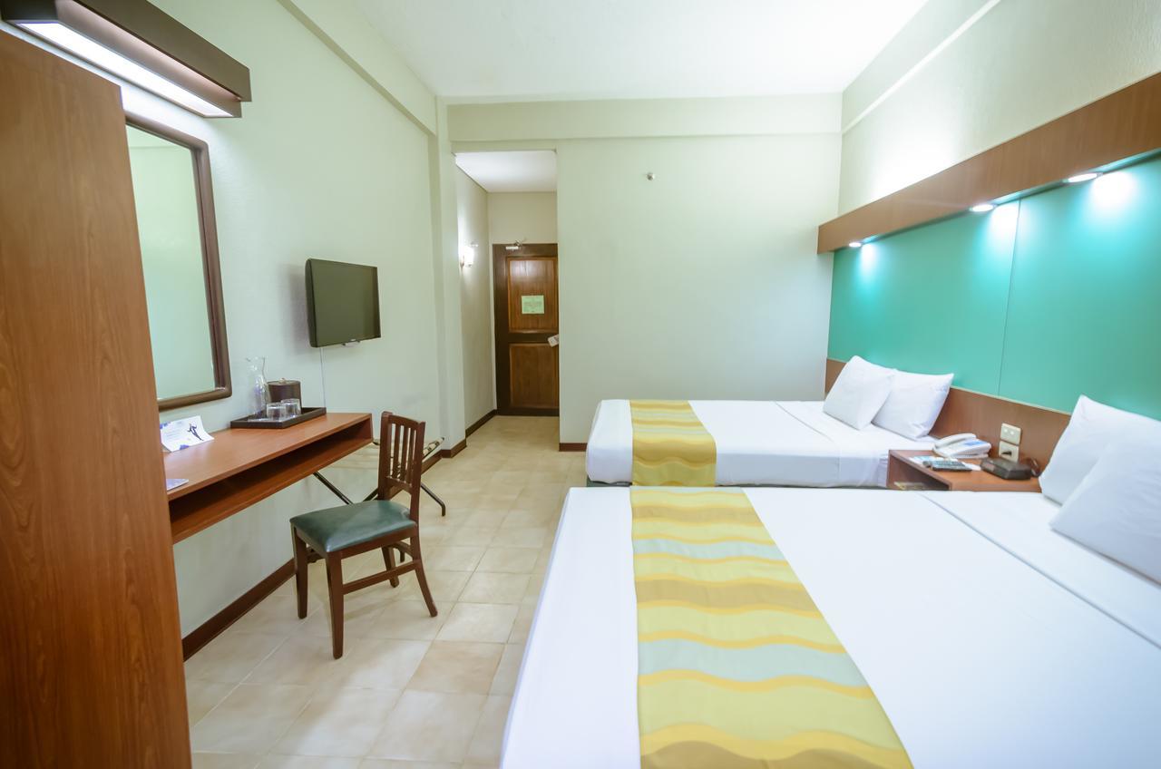 Microtel By Wyndham Tarlac Экстерьер фото