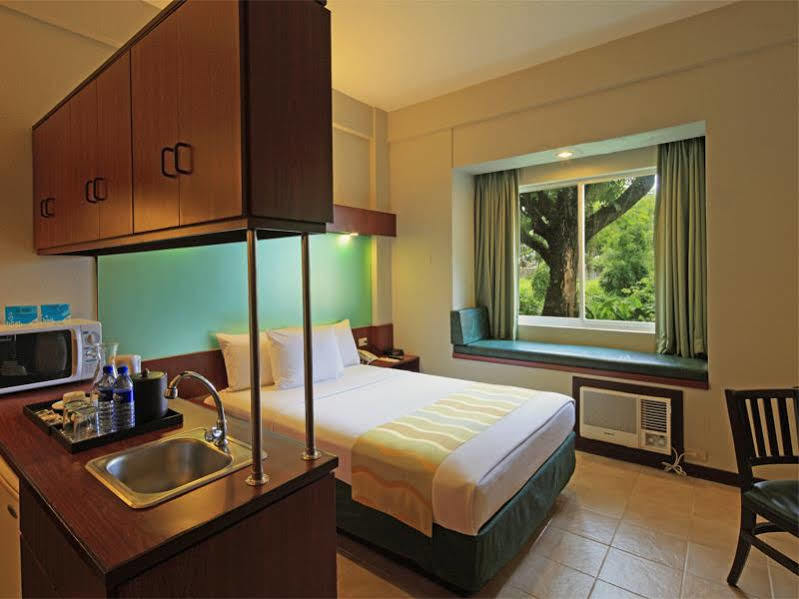 Microtel By Wyndham Tarlac Экстерьер фото